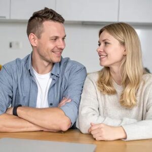 Par på kjøkken - smiler til hverandre.