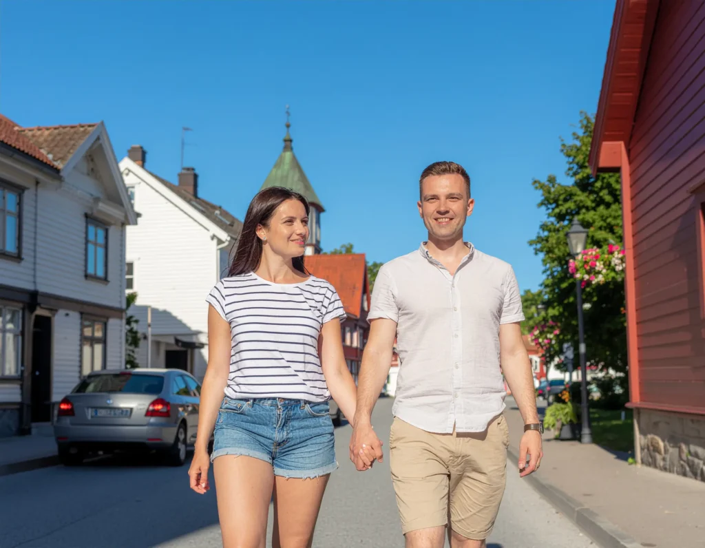 Ungt par holder hender og går tur i byen